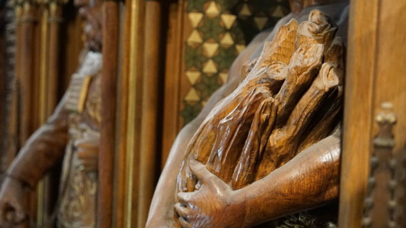 Den snidade figuren är från altaret i Johannes kyrka. Trä är ett vanligt förekommande och eldfängt material både i stommar och dekor. Foto: Karin Calissendorff