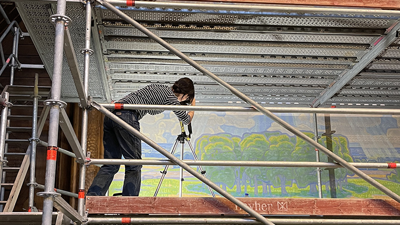 Karin Calissendorff vid altarm&aring;lningen i Kiruna kyrka