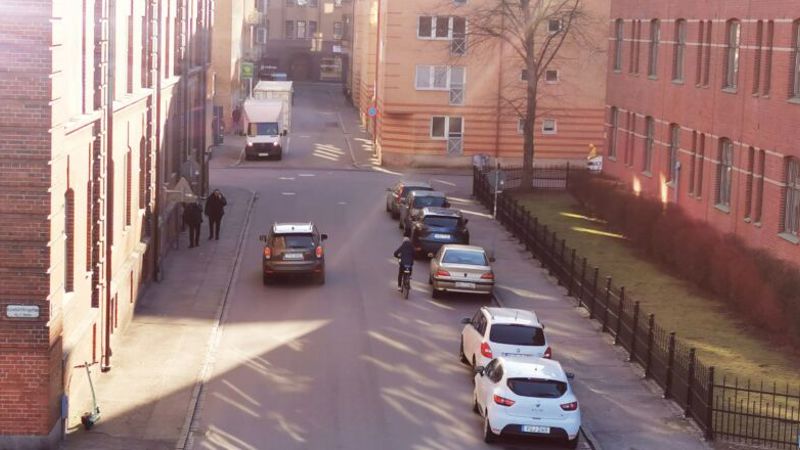 bilar parkerade på en gata