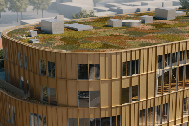 Modern byggnad med grönt tak och träfasad omgiven av andra hus.